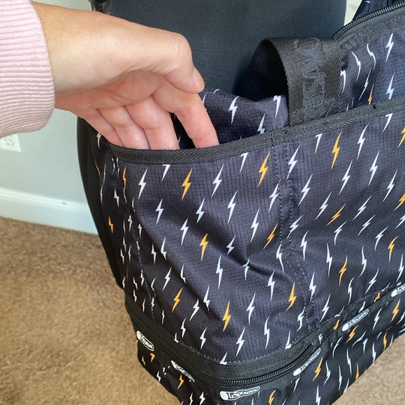 LE SPORTSAC | EUC Dakota medium lighting bolt duffel bag/weekender - Picture 7 of 13